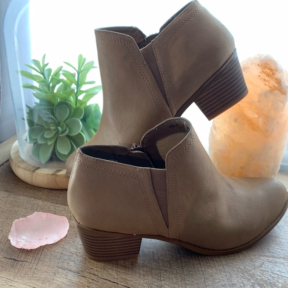 NWT women’s tan booties sz 8.5